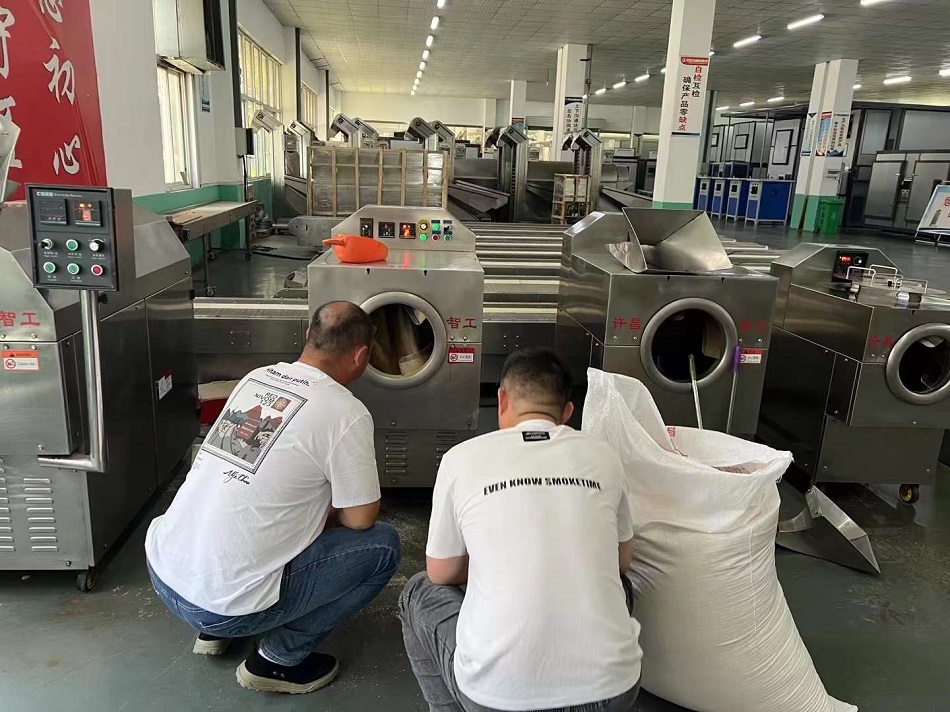 河北客戶光臨許昌智工考察試機(jī)電磁炒貨···